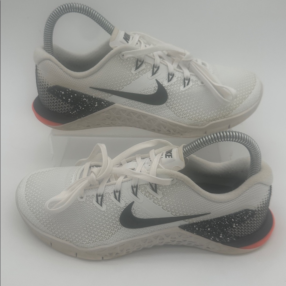 Nike Metcon 4 Womens Size 6.5 White Gunsmoke Gray Orange Running Shoes Workout